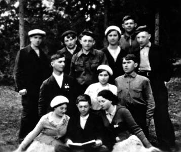 Cестры Евгении Григорьевны: Ханна и Шифра (в нижнем ряду крайняя слева и в верхнем ряду вторая слева, обе в беретах) и брат Бентик (крайний справа в верхнем ряду) в Улле со своими друзьями, фотография где-то 1938-1939 гг.